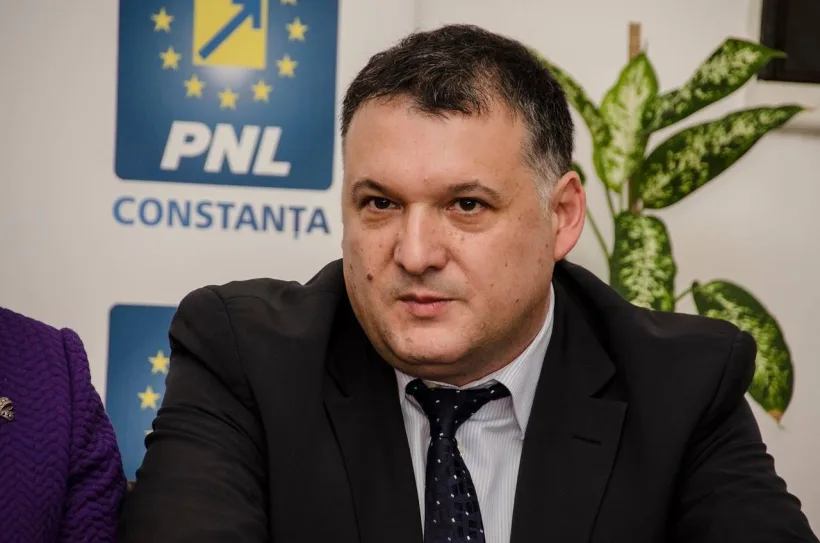 Aşa se întâmplă când unora le fuge scaunul de sub picioare!