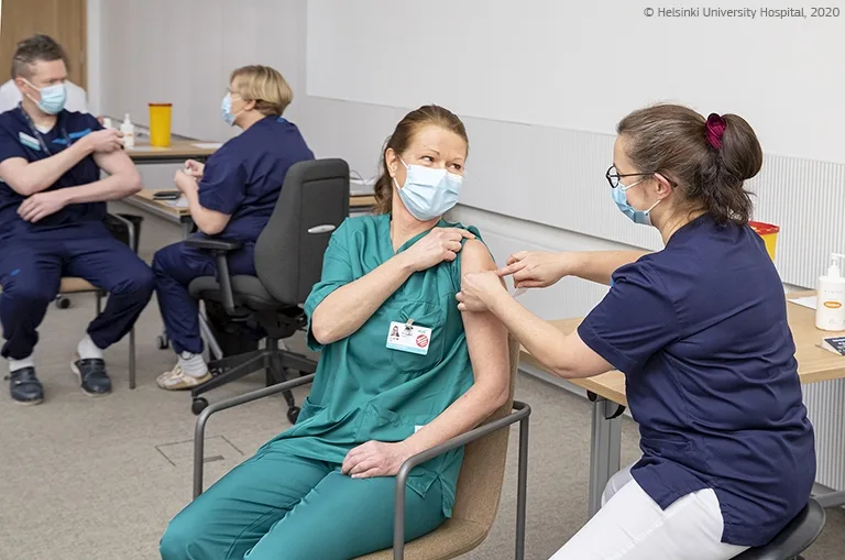 Ministerul Sănătății se pregătește să impună testarea obligatorie a personalului medical care nu s-a vaccinat împotriva COVID-19 pe cheltuiala proprie
