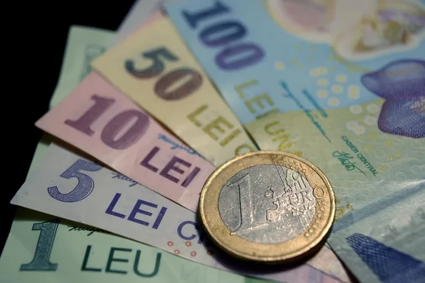 Euro, un nou maxim istoric în raport cu leul