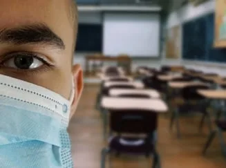 Elevii pot sta fără mască la orele de curs și la examene, dacă medicul școlar decide asta
