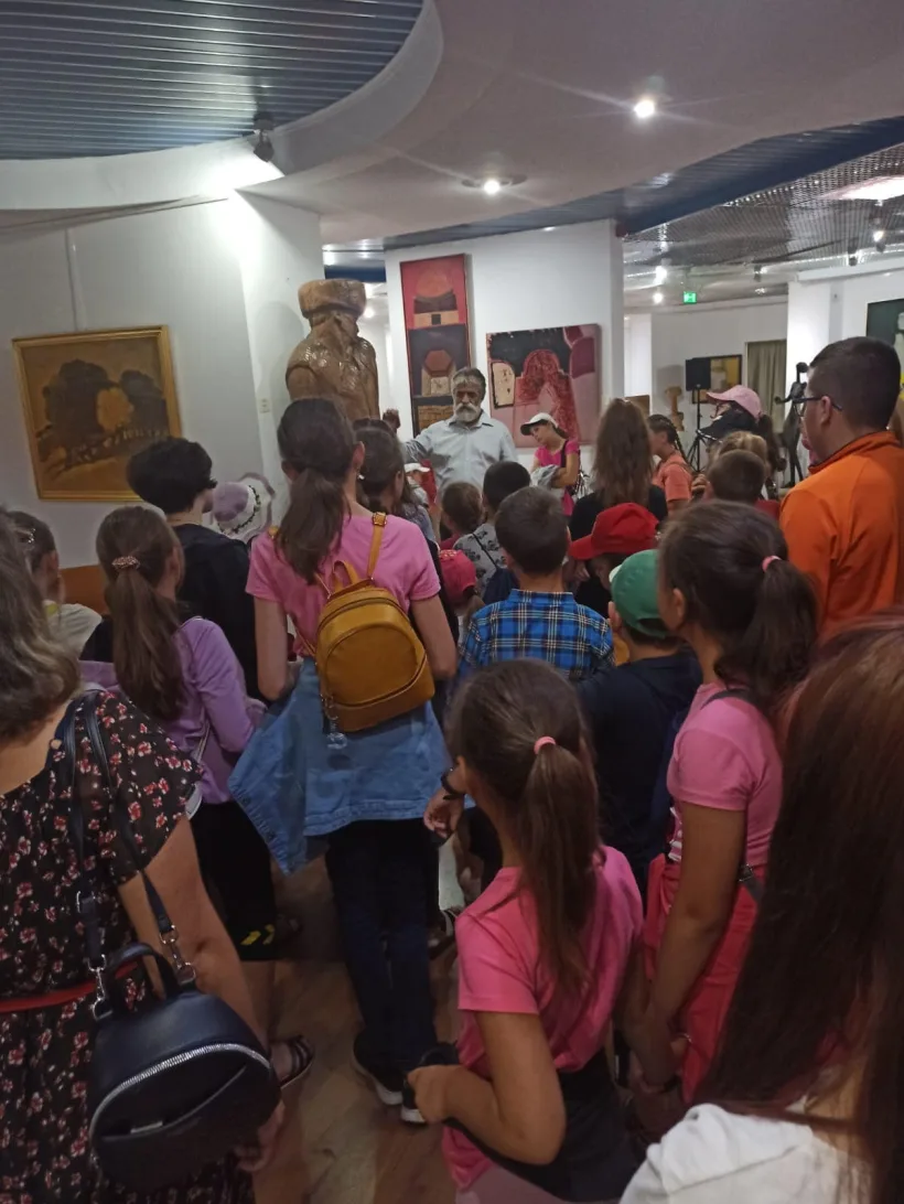 Zeci de copii din mediu rural, în vizită la Biblioteca și muzeele din Galați
