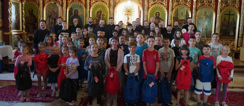 Ghiozdane cu rechizite, din partea Arhiepiscopiei Dunării de Jos, pentru mii de copii din Galați și Brăila