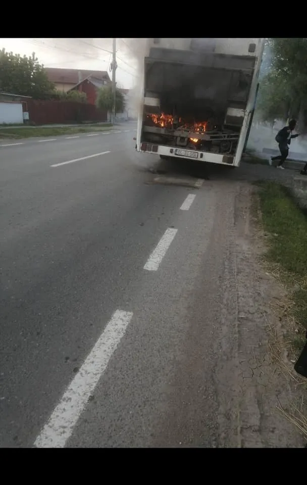 Un autobuz a luat foc în mers în apropiere de Tecuci. Călătorii s-au autoevacuat