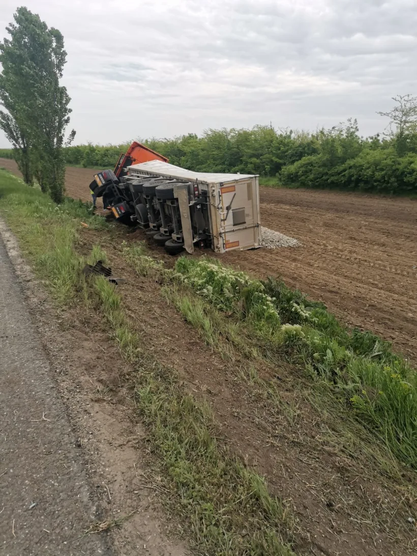 Tir răsturnat pe un drum din județul Galați: un tractor a fost spulberat