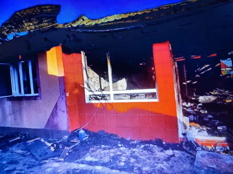 Casă și mașină, incendiate intenționat de un individ cu mască