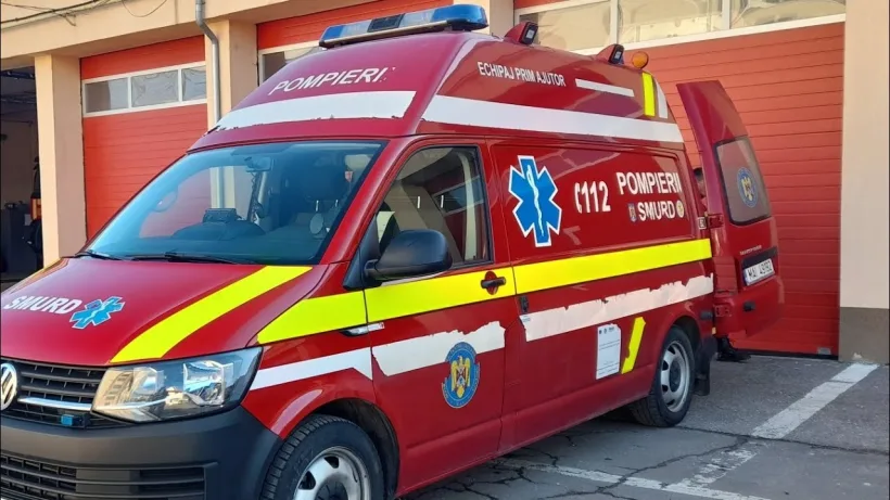 Un copil de patru ani, lăsat nesupravegheat, a căzut de la etajul patru a unui bloc din Galați