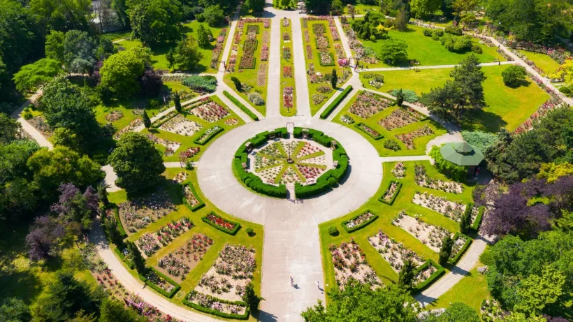 Alei cu pavaj solar și bănci „inteligente”. 90 de milioane de lei pentru modernizarea Grădinii Botanice din Galați