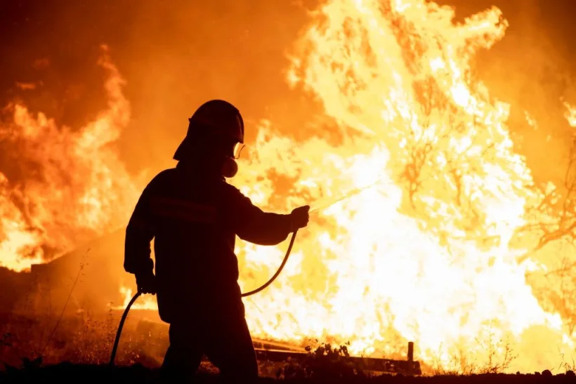 România trimite alți 40 de pompieri în Grecia pentru a ajuta la stingerea incendiilor de pădure