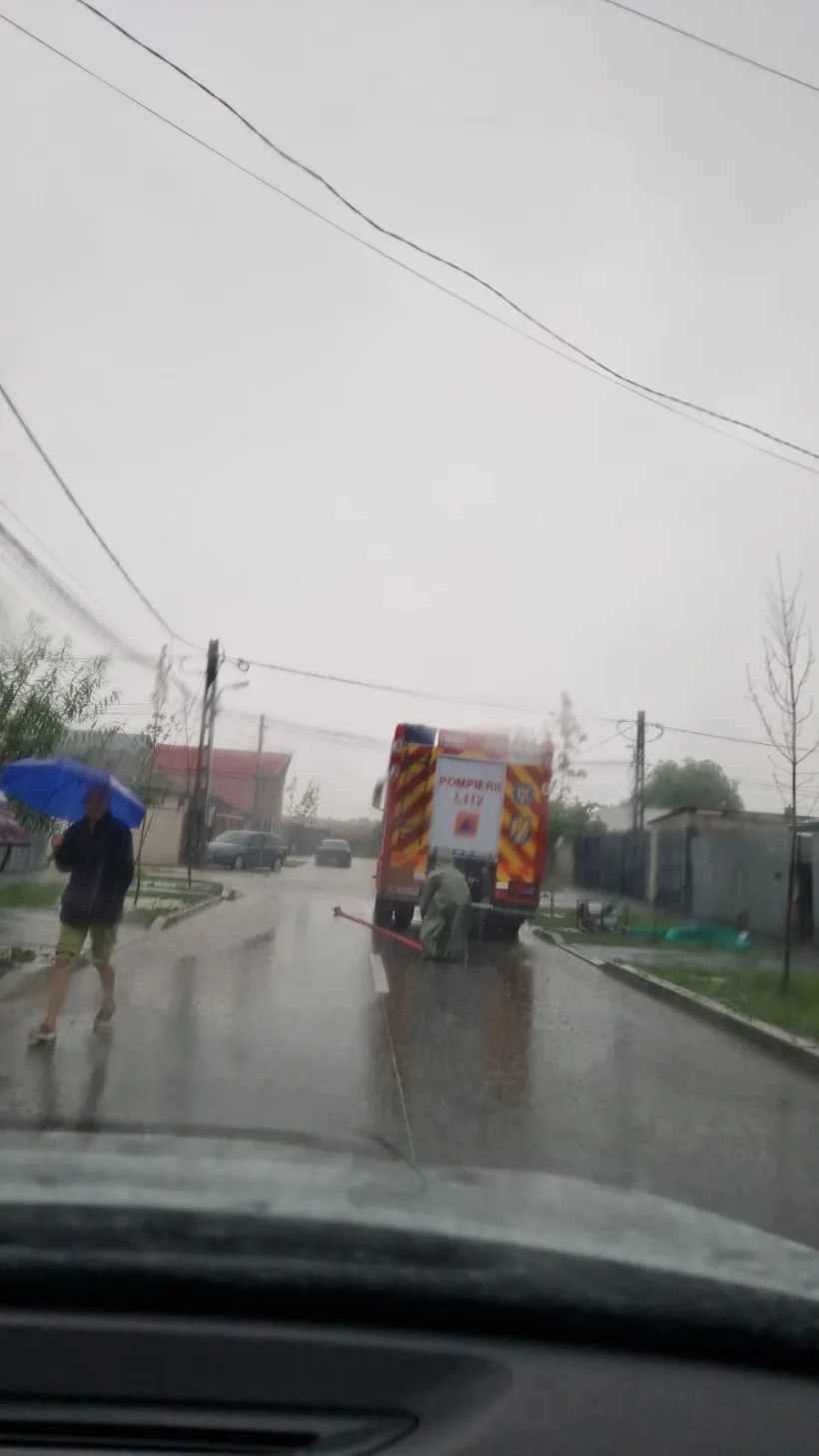 Inundații pe străzile din Brăila: pompierii intervin cu motopompe