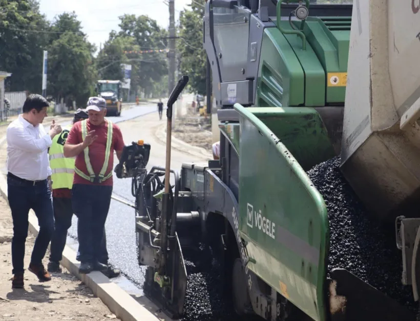 Cel mai circulat drum din orașul Berești este modernizat de la zero, de la fundație la trotuare