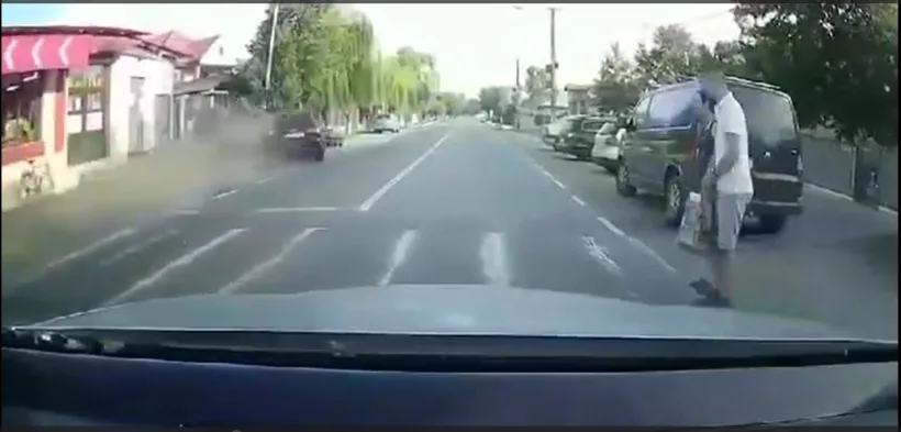Doi pietoni la un pas să fie spulberați de o mașină condusă de un șofer drogat