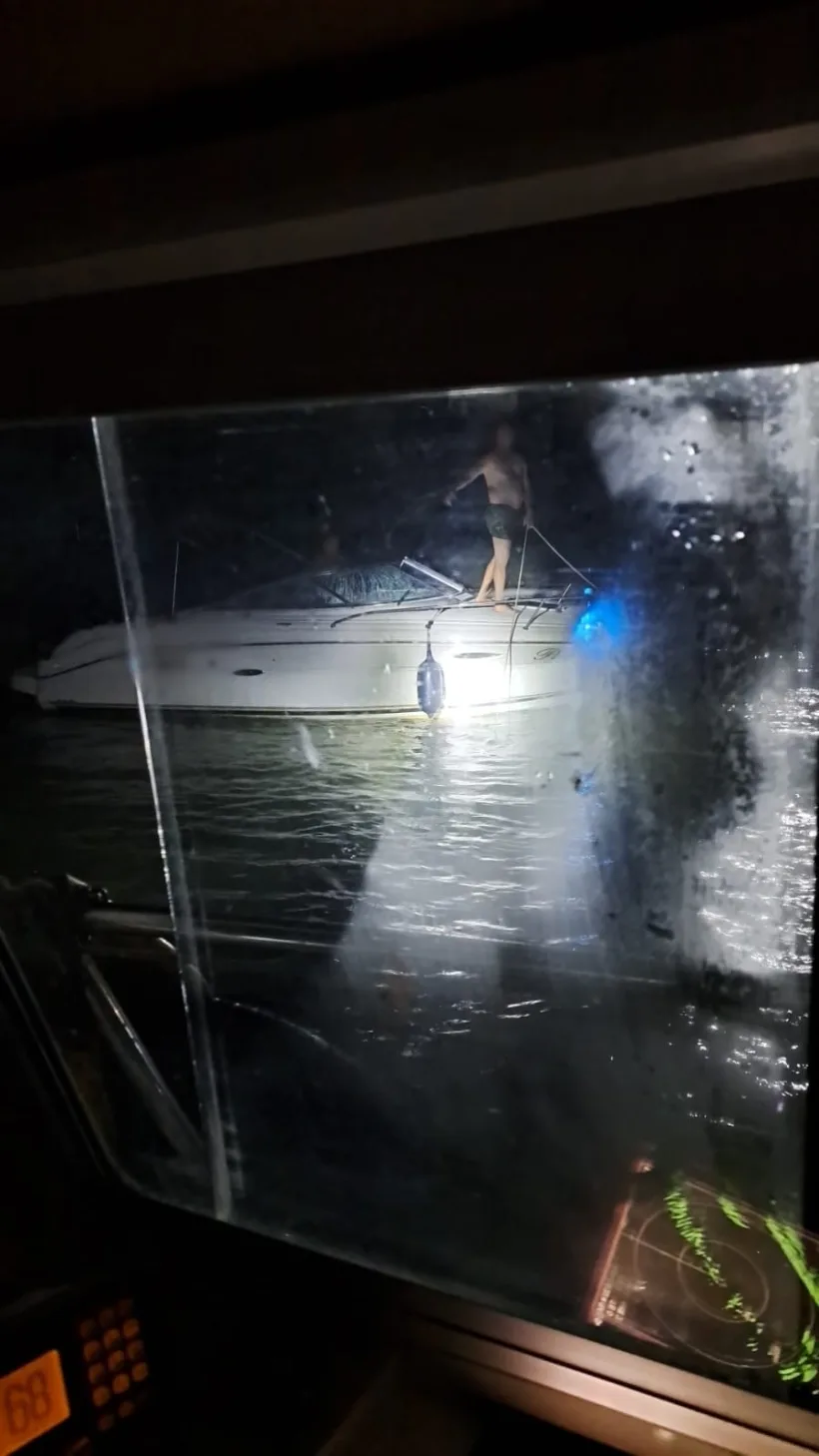 Două persoane aflate într-o barcă în derivă pe Dunăre, salvate