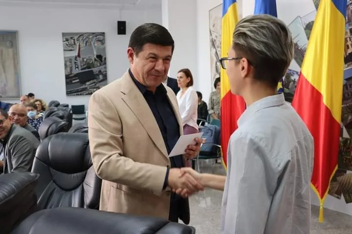 10 tineri aflați în grija Protecției Copilului care au fost admiși la facultăți de prestigiu din țară, premiați de Consiliul Județean Galați