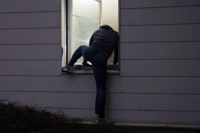 Hoții au vandalizat sediul unei instituții publice, din județul Galați
