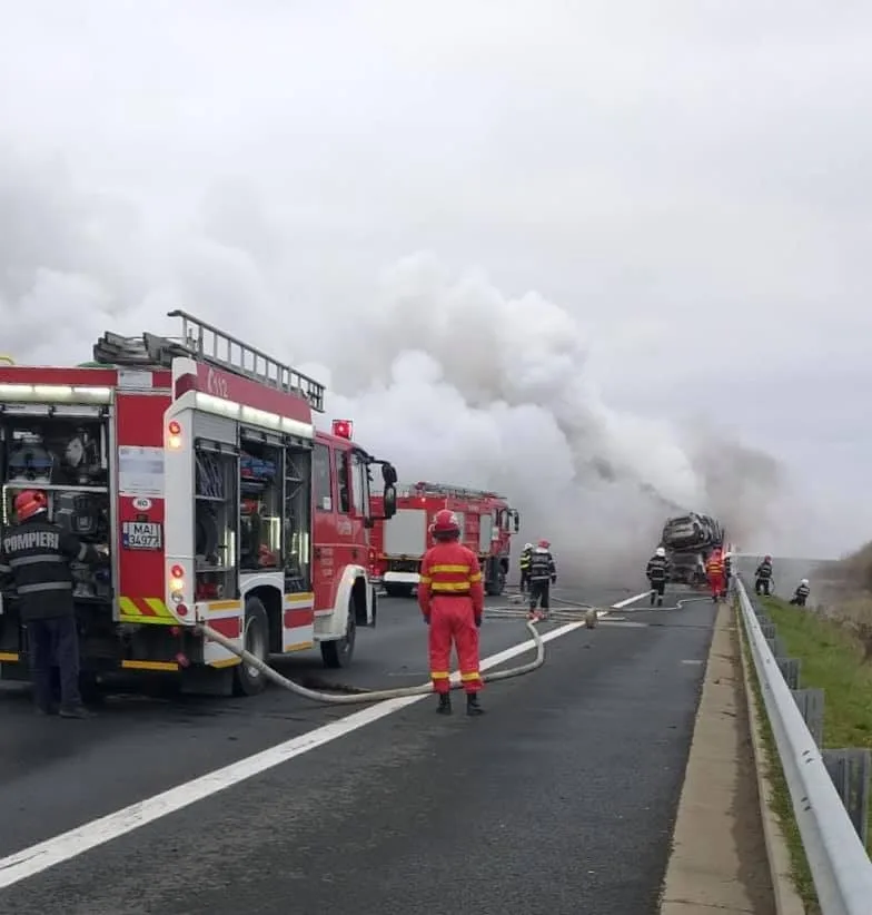 Un TIR încărcat cu cereale a luat foc pe o șosea din Brăila