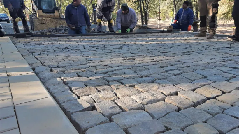 Constructorul a început pavarea cu piatră cubică pe drumul de acces către Parcul de Aventură „EscapeLand”