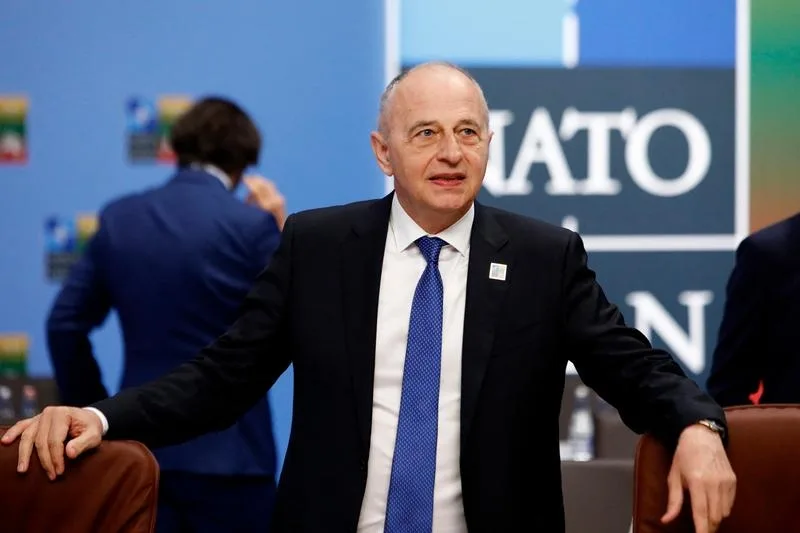 Mircea Geoană este pe primul loc în intenţiile de vot pentru alegerile prezidenţiale