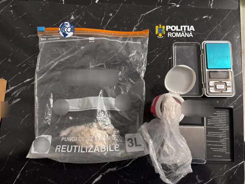 Bărbat prins în flagrant la Tecuci, după ce a vândut droguri de mare risc pentru 1.000 de lei. Ce au găsit polițiștii în mașină