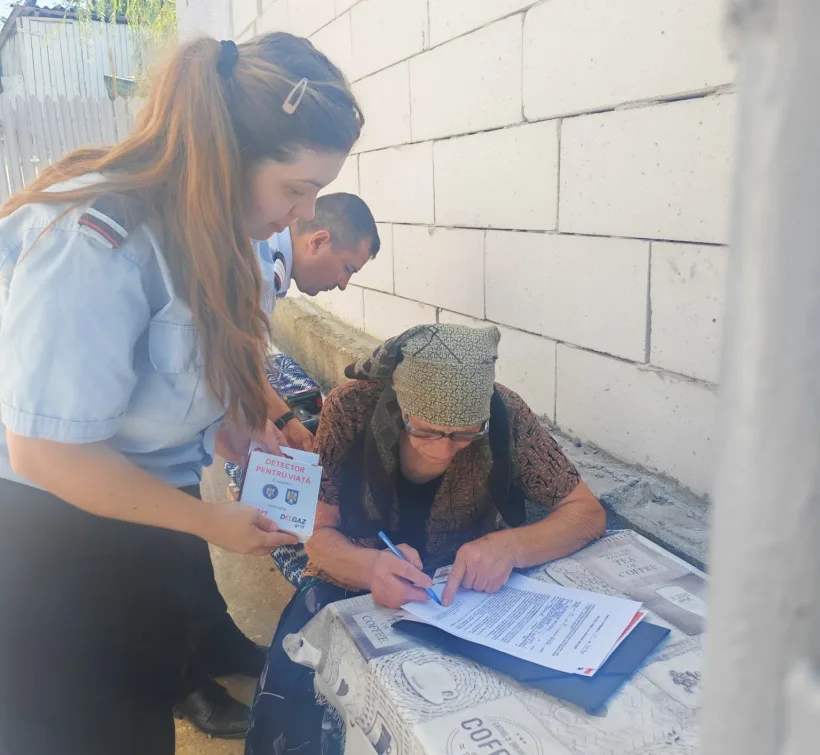 Detectoare de fum montate gratuit de pompierii gălățeni în 500 de case din județ