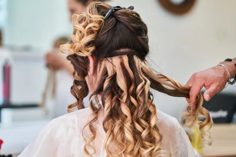 O femeie a criticat un salon pe Facebook și a ajuns să plătească 8.800 de lei. Procesul a durat patru ani