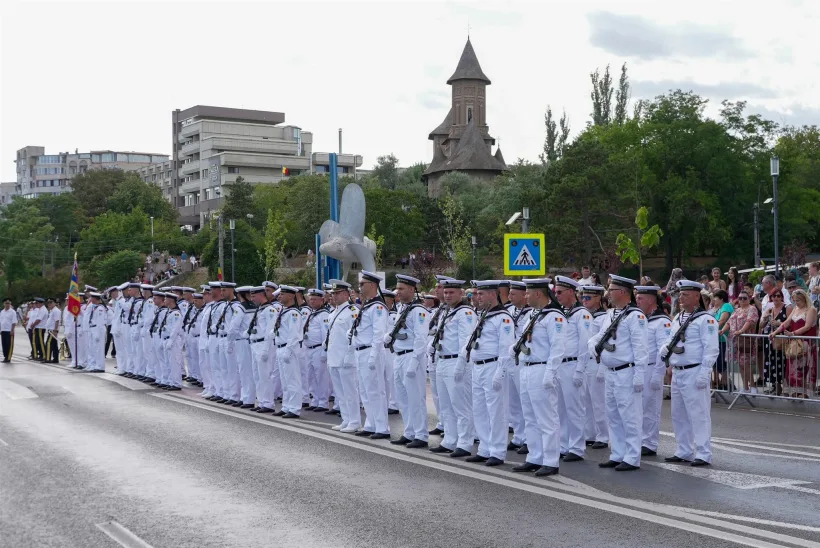 Spectacol pe Dunăre de Ziua Marinei, la Galați. Exerciții navale și paradă cu nave militare și civile