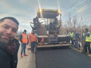 Primarul Silviu Zinică: Covor asfaltic pe DJ 255C pentru prima oară după foarte mulți ani