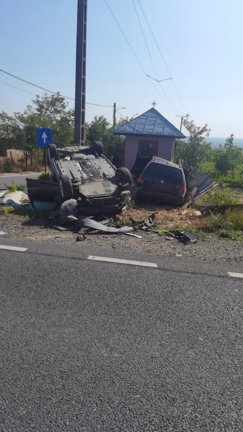 Accident pe DN26 în județul Galați: o mașină s-a răsturnat și a dărâmat un gard